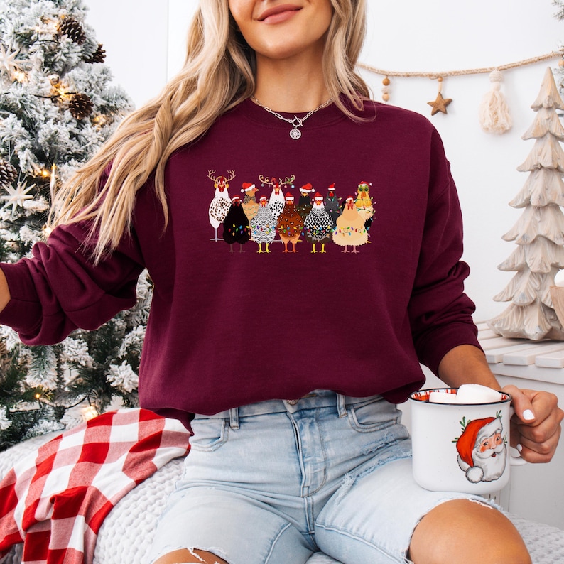 Sweat-shirt amusant avec des poulets de Noël : col rond Holiday Farm Maroon