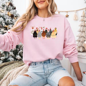 Sweat-shirt amusant avec des poulets de Noël : col rond Holiday Farm Light Pink
