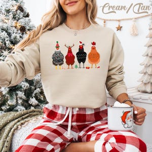 Funny Christmas Chickens Sweatshirt: Holiday Farm Crewneck Cream/Tan