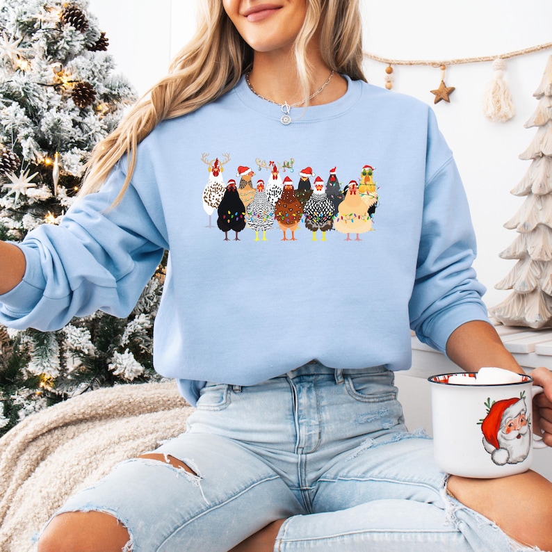 Sweat-shirt amusant avec des poulets de Noël : col rond Holiday Farm Light Blue