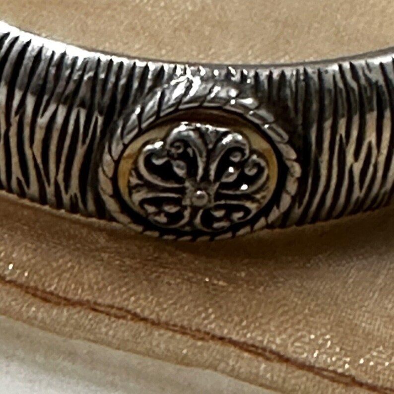 Pulsera vintage BRIGHTON con detalles dorados sobre metal plateado imagen 3