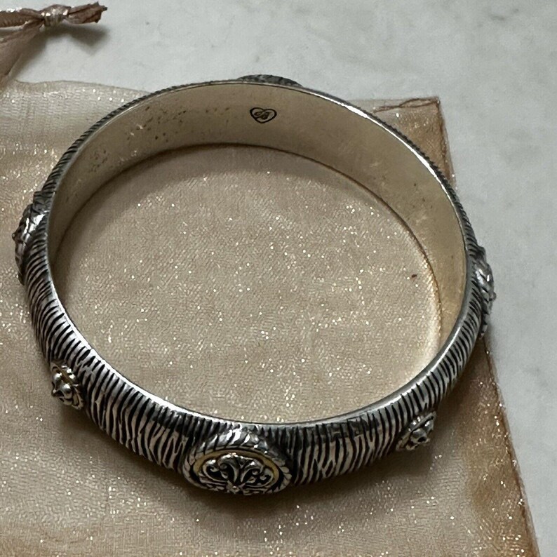 Pulsera vintage BRIGHTON con detalles dorados sobre metal plateado imagen 8