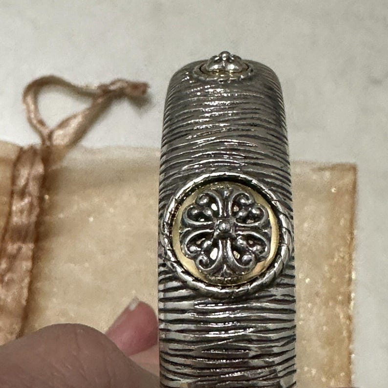 Pulsera vintage BRIGHTON con detalles dorados sobre metal plateado imagen 7