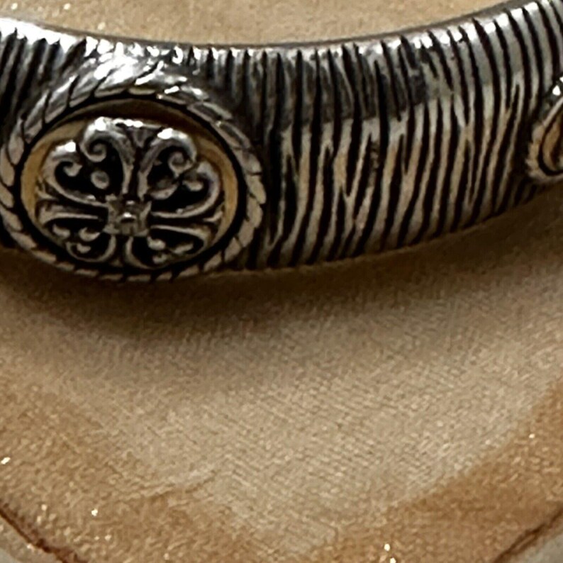 Pulsera vintage BRIGHTON con detalles dorados sobre metal plateado imagen 4