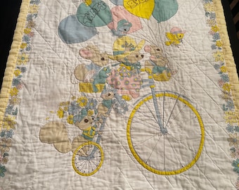 Manta de cuna vintage That's Our Baby, colcha, bicicleta, globos, conejo y ardilla.