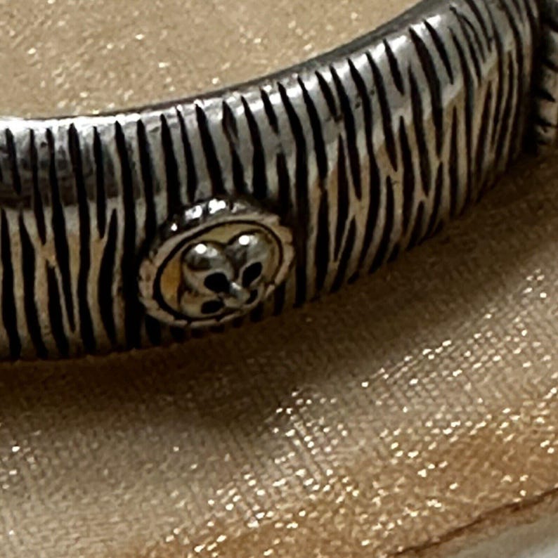 Pulsera vintage BRIGHTON con detalles dorados sobre metal plateado imagen 5