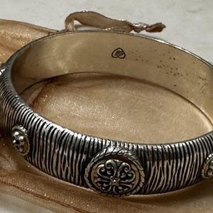 Pulsera vintage BRIGHTON con detalles dorados sobre metal plateado imagen 1