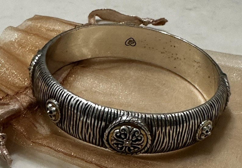 Pulsera vintage BRIGHTON con detalles dorados sobre metal plateado imagen 1
