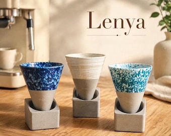 Taza cónica de cerámica hecha a mano con soporte – Única y elegante - 170 ml/5,7 oz