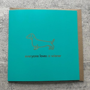 Tarjeta de felicitación con el perro salchicha "A todo el mundo le encantan las salchichas"