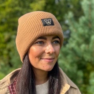 Gorro de poliéster reciclado con diseño de bulldog francés: puños anchos y logotipo del Reino Unido cosido.