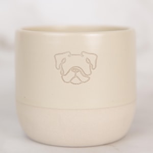 Ceramiczny kubek z grawerunkiem w kształcie buldoga