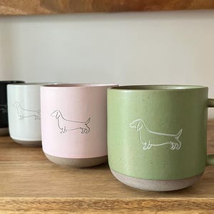 ダックスフントのティー/コーヒーマグ（緑/アプリコットまたは白の斑点模様の陶器製）