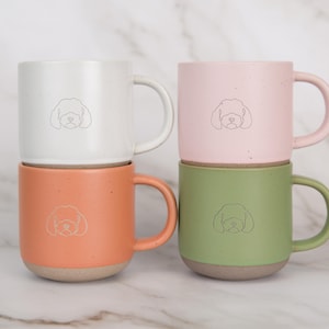 Cockapoo / Cavapoo / Maltipoo gravierte Keramik Tee / Kaffeetasse mit gesprenkelter rosa, grün, weiß, apricot Glasur