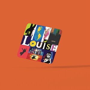 Peut inclure: Un dessous de verre carré coloré avec le mot "LOUISE" en grandes lettres. Le dessous de verre est composé de différentes images, dont une silhouette d'une personne sautant, un chien et un globe terrestre.