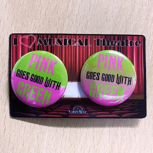 Insignias de pin de 32 mm hechas a mano inspiradas en el musical Wicked para fanáticos de Broadway y West End: el rosa combina bien con la insignia verde