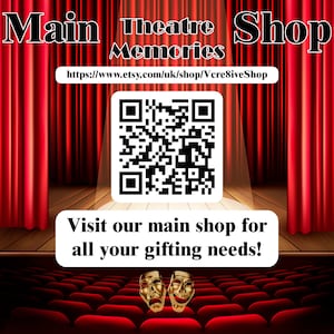 Może przedstawiać: Obraz promocyjny dla "Main Theatre Shop" z tłem sceny. Obraz przedstawia czerwone zasłony, kod QR i tekst "Odwiedź nasz gł&oacute;wny sklep, aby zaspokoić wszystkie potrzeby związane z prezentami!" Dwie złote maski teatralne na dole.