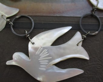 SOAR ~ naszyjnik wiosenny z ogniwami z masy perłowej i ptakami