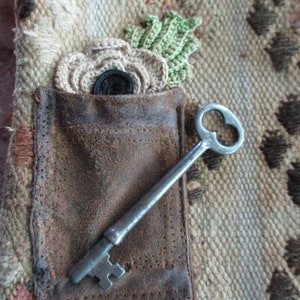 Secret Garden ~ bolso de alfombra cosido a mano, bolso de hombro con flores tejidas a crochet, bolso bohemio con encaje de terciopelo antiguo