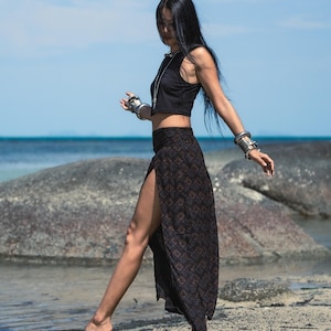 Spódnica z wysokim rozcięciem w stylu tribal - Odzież na festiwal boho - Czarny piątek, prezenty na galentynki, ręcznie robione tkaniny