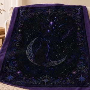 Puede incluir: Una manta rectangular que presenta un gato negro sentado sobre una luna creciente plateada contra un cielo nocturno de color morado oscuro y negro lleno de estrellas, constelaciones y un borde floral decorativo en tonos morados y azules.