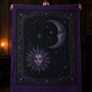 Puede incluir: Una manta rectangular de color morado con un diseño celestial central que muestra un rostro de sol estilizado y un rostro de luna creciente rodeados de estrellas y constelaciones. El borde presenta volutas intrincadas y fases lunares.