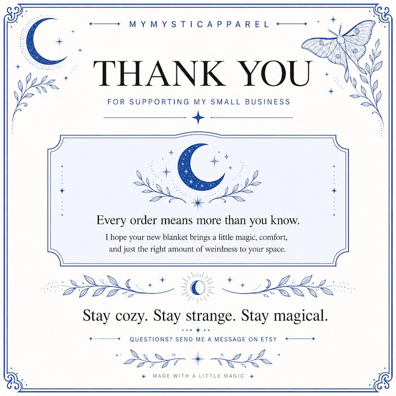 Puede incluir: Una tarjeta de agradecimiento blanca con tinta azul que presenta una luna creciente, una polilla e ilustraciones bot&aacute;nicas. El texto dice: THANK YOU FOR SUPPORTING MY SMALL BUSINESS, Every order means more than you know, Stay cozy. Stay strange.