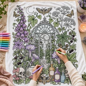 Puede incluir: Una manta de tela blanca con una ilustración de líneas negras de un invernadero, dedaleras, polillas, una calavera y botellas de vidrio. El diseño incluye detalles en morado y verde, siendo coloreado por manos con rotuladores.