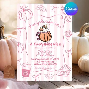 Op de afbeelding: Een roze en wit gestreepte uitnodigingskaart met een pompoenvormige mok, een koffiebeker en een stuk taart. De tekst luidt: Pumpkin Spices & Everything Nice, Please join us to celebrate Christie's 5th Birthday, zaterdag 10 oktober om 13.00 uur.