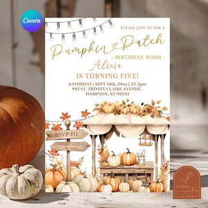 Pode incluir: Um convite de aniversário com tema de abóbora. O texto diz "Pumpkin Patch - Birthday Bash - Alicia está fazendo cinco anos!" O design inclui ilustrações de abóboras, uma banca de madeira e folhas de outono. Detalhes do RSVP estão incluídos.