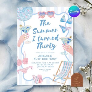 Op de afbeelding: Een lichtblauwe en witte uitnodiging met de tekst "The Summer I turned Thirty" voor een 30e verjaardag. Het ontwerp bevat illustraties van zonnebrillen, cocktails en een strandstoel.