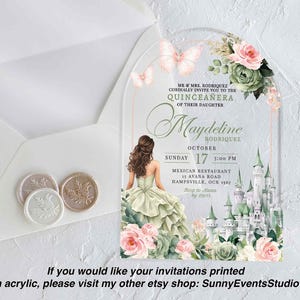 Op de afbeelding: Een Quincea&ntilde;era-uitnodiging met een aquarel-illustratie van een prinses in een groene jurk, een kasteel en bloemen. De tekst luidt "MR & MRS. RODRIQUEZ CORDIALLY INVITE YOU TO THE QUINCEANERA OF THEIR DAUGHTER Maydedine RODRIQUEZ OCTOBER 17 5:00 PM SUNDAY MEXICAN RESTAURANT 15 AVANA ROAD HAMPSVILLE, OCK 1567 Roop to Alexa by 09/15".