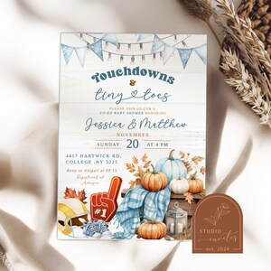 Op de afbeelding: Een rechthoekige uitnodigingskaart voor een babyshower met een witte houten achtergrond, blauwe vlaggetjes en lichtsnoeren. De tekst luidt: Touchdowns & tiny toes, Jessica & Matthew, zondag 20 november om 16:00 uur, 4417 Hartwick Rd, College, NY 3225. Inclusief pompoenen, een blauw geruite deken, een footballhelm, een schuimvinger en babyschoentjes.