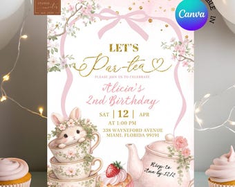 Puede incluir: Una invitación rosa y dorada para una fiesta de té, con el texto "Let's Par-tea" y "Alicia's 2nd Birthday". El diseño incluye ilustraciones florales y de conejos, una tetera y cupcakes. La invitación es editable en Canva.