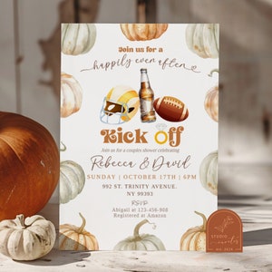 Könnte beinhalten: Einladung zur Brautparty mit Football-Motiv. Die Einladung zeigt einen Football-Helm, eine Bierflasche und einen Football. Der Text lautet "Kick Off" und enthält die Namen Rebecca & David, Datum, Uhrzeit und Adresse.