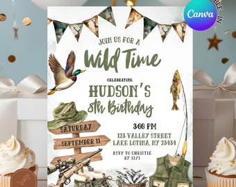 Può includere: Un invito di compleanno a tema caccia. L'invito presenta un'anatra in volo, una canna da pesca e un fucile. Il testo recita "Join us for a Wild Time" per celebrare l'8° compleanno di Hudson. Include data, ora e luogo.