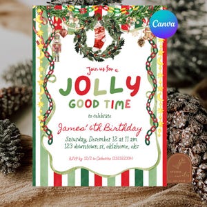 Puede incluir: Una tarjeta de invitación de cumpleaños rectangular con temática navideña, con rayas verticales rojas y verdes, una corona central con un calcetín, un cascanueces y un hombre de jengibre. El texto dice: Join us for a JOLLY GOOD TIME.