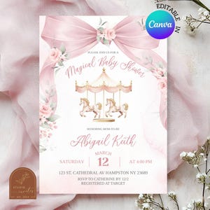 Puede incluir: Una tarjeta de invitación para baby shower con un gran lazo rosa, rosas y una ilustración de carrusel con dos caballos. El texto dice: Please join us for a Magical Baby Shower honoring mom-to-be Abigail Keith, March 12, 4:00 PM.