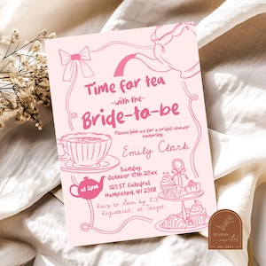 Op de afbeelding: Een roze bruidsdouche-uitnodiging met een theekopje, theepot en gebak. De uitnodiging luidt "Time for tea -with the- Bride-to-be" en bevat de naam van de bruid, datum, tijd en locatie. RSVP-informatie is ook inbegrepen.