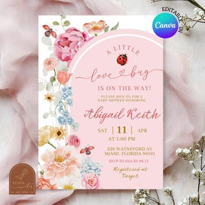 Invitación para baby shower con diseño floral de un pequeño bicho. Invitación para baby shower con diseño floral de un pequeño bicho. Canva editable con flores para baby shower C211.