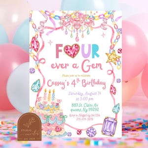 Może przedstawiać: Zaproszenie urodzinowe z różowym żyrandolem, kolorowymi ilustracjami klejnotów i tortem. Tekst brzmi: Four ever a Gem, Please join us to celebrate Cassey's 4th Birthday, Saturday, August 14 at 5:00 pm, 883 St. Claire Av, queens, NY 99292, Rsvp to Abigail by Oct 19th 231-234-5678.