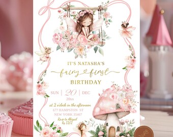 Puede incluir: Una invitación de fiesta de primer cumpleaños de temática de hadas, en rosa y dorado, con un hada sentada en un columpio rodeada de flores. La invitación incluye el texto "Es el primer cumpleaños de hada de Natasha" y la fecha "Dom 20 Dic 20xx".