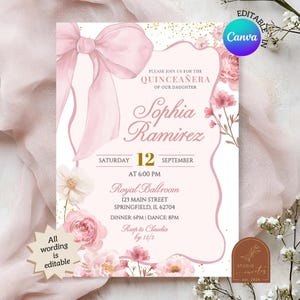 Peut inclure: Une invitation rose pour une quinceañera avec des accents floraux et un nœud. L'invitation comprend le nom "Sophia Ramirez", les détails de l'événement et le texte "All wording is editable". Le logo Canva est visible.