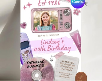 Invitation d'anniversaire sur le thème de l'appareil photo numérique rose Y2K, invitation pour une fête d'anniversaire rétro sur le thème des téléphones à clapet des années 2000, modèle Canva modifiable avec photo pour anniversaire d'adulte C1
