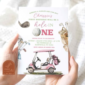Edytowalne różowe zaproszenie na urodziny dziewczynki, pierwsze urodziny w golfa hole in one, różowe zaproszenie na pierwsze urodziny wózka golfowego i kija golfowego C42