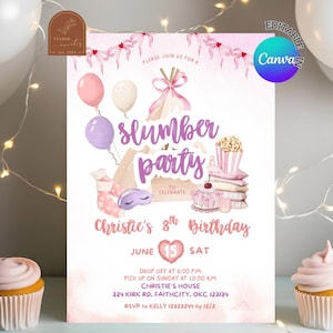 Op de afbeelding: Roze en paarse uitnodiging voor een slaapfeestje met een cartoonillustratie van een tent, popcorn, een slaapmasker en een cupcake. De tekst luidt: "Kom gezellig mee naar een slaapfeestje om de 8e verjaardag van Christie te vieren, zaterdag 15 juni. Aankomst om 18:00 uur, ophalen op zondag om 10:00 uur, Christies huis, 324 Kirk Rd, Faithcity, OKC 123134, RSVP aan Kelly 12323244 voor 12/2."