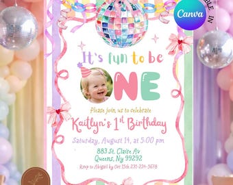 Invitation d'anniversaire « C'est génial d'avoir un an », invitation photo colorée avec boule disco pastel pour le 1er anniversaire, joli modèle Canva modifiable C270