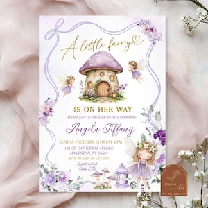 Pode incluir: Convite para chá de bebê roxo e dourado com uma fada e uma casa de cogumelo. O texto diz "Uma pequena fada está a caminho. Por favor, junte-se a nós para o chá de bebê em homenagem a Angela Tiffany. Domingo | 24 de outubro | às 16h. 123 St. Cathedral Avenue, Hampton, NY 23689. RSVP para Abby até 5 de outubro. Registrado na Baby R Us."