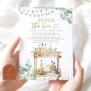 Stock minimaliste l'invitation de douche de couples de bar, douche nuptiale élégante de verdure d'or, invitation de douche de couple de cocktail de feuille d'eucalpytus C43