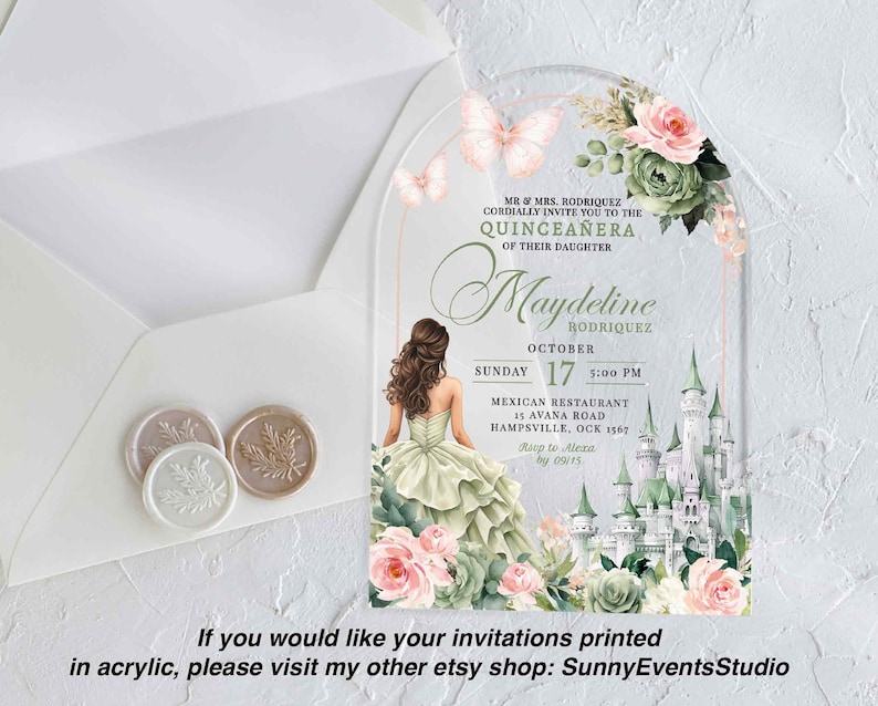 K&ouml;nnte beinhalten: Eine Quincea&ntilde;era-Einladung mit einem gr&uuml;nen und rosafarbenen Blumendesign. Die Einladung zeigt ein Schloss, Schmetterlinge und eine junge Frau in einem gr&uuml;nen Kleid. Der Text auf der Einladung lautet: "MR & MRS. RODRIQUEZ CORDIALLY INVITE YOU TO THE QUINCEANERA OF THEIR DAUGHTER Maydedine RODRIQUEZ SUNDAY OCTOBER 17 5:00 PM MEXICAN RESTAURANT 15 AVANA ROAD HAMPSVILLE, OCK 1567 Reep to Alexa by 09/15".